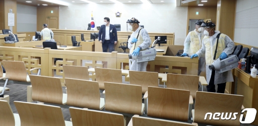 전주지방법원에 근무하는 한 판사의 신종 코로나바이러스 감염증(코로나19) 확진이 확인된 21일 전북 전주시 전주지법에서 방역관계자들이 방역을 실시하고 있다. 2020.8.21/뉴스1 © News1 유경석 기자