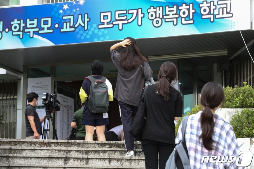 22일 오전 서울 서초구 서초고등학교에서 열린 제38회 법원행정고등고시 제1차 시험에서 응시자들이 시험장 입장을 위해 거리를 두고 줄 서 있다. 2020.8.22/뉴스1 © News1 이승배 기자