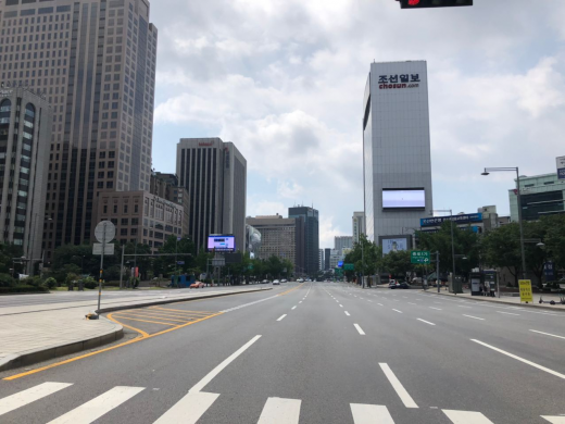 23일 신종 코로나바이러스 감염증(코로나19) 신규 확진자가 397명 추가된 가운데 서울 광화문 거리는 텅 비어있다. 사회적 거리두기 2단계가 확대 적용되면서 시민들도 외출을 자제하는 모습이다./사진=독자제공