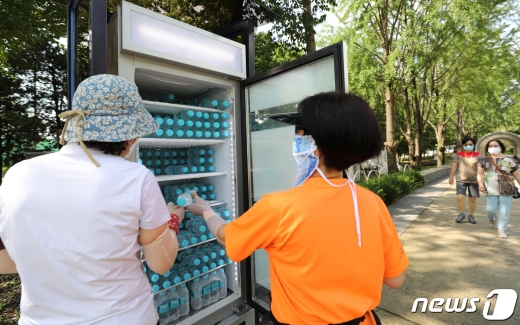 [사진] 노원구, 하천과 산책로에 힐링냉장고 설치해 생수 제공