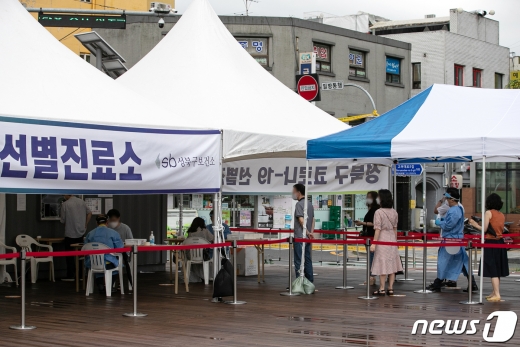 23일 0시 기준 국내 코로나19 확진자는 397명 증가한 1만7399명에 달했다. 169일만에 가장 많은 확진자가 나온 것이다. 사진은 지난 22일 오후 서울 성북구 성북구청 앞에 마련된 코로나19 선별진료소를 찾은 시민들이 검사를 위해 줄 서 있는 모습./사진=뉴스1