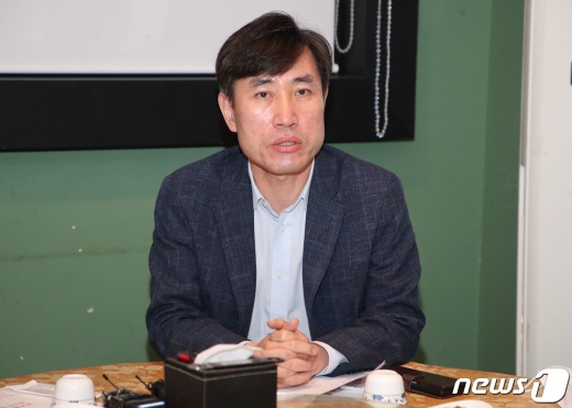 하태경 미래통합당 의원(부산시당 위원장)이 23일 정부의 대면 예배 금지 조치에 반발하며 예배를 강행한다고 밝힌 부산기독교총연합회(부기총)에 일침을 가했다. 사진은 하태경 의원이 지난 7일 오전 부산 연제구의 한 중식당에서 가덕신공항 관련 발언을 하는 모습./사진=뉴스1