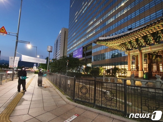 서울시는 연휴기간 지난 주말 대규모 집회가 있었던 광화문광장 인근 주요 장소에 대한 특별방역소독을 실시했다고 18일 밝혔다. 관계자들이 광화문역 일대를 소독하는 모습./사진=뉴스1