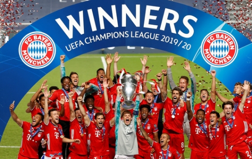 바이에른 뮌헨 선수단이 24일(한국시간) 포르투갈 리스본에서 열린 2019-2020 UEFA 챔피언스리그 결승 파리 생제르망과의 경기에서 1-0으로 승리한 뒤 트로피를 들며 축하해보이고 있다. /사진=로이터