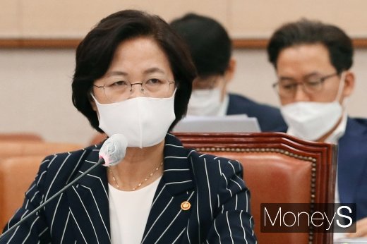 추미애 법무부 장관이 25일 서울 여의도 국회 본관 406호에서 열린 국회 법제사법위원회 전체회의에서 질의에 답변하고 있다. /사진=임한별 기자