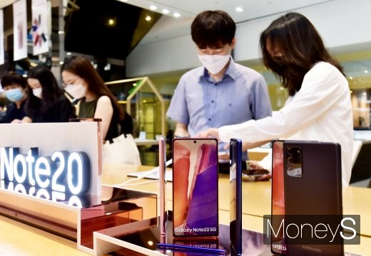 삼성전자는 미·중 갈등, 갤럭시노트20 효과 등의 영향으로 점유율을 확대할 전망이다. 사진은 서울 서초구 삼성딜라이트샵에서 갤럭시노트20을 체험하는 시민들. /사진=임한별 기자