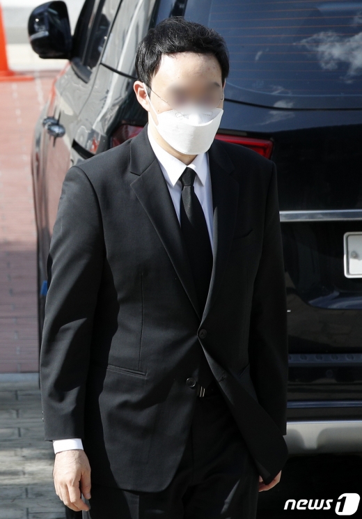 [사진] 고 박원순 전 시장 49재 향하는 주신 씨