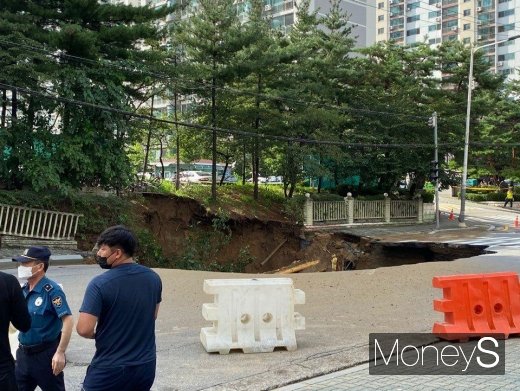 26일 구리시청과 구리경찰서 등에 따르면 이날 오후 3시45분쯤 구리시 교문동 813번지에서 대형 싱크홀이 발생했다. /사진=독자 제공  