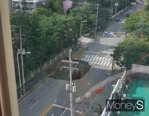 26일 구리시청과 구리경찰서 등에 따르면 이날 오후 3시45분쯤 구리시 교문동 813번지에서 대형 싱크홀이 발생했다. /사진=독자 제공  