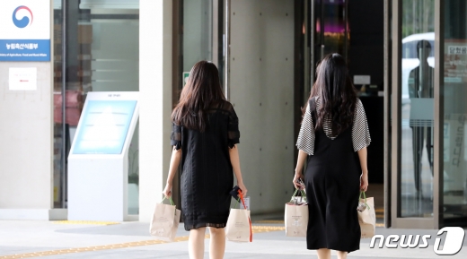 정부부처 공무원들이 27일 세종시 어진동 정부세종청사 출입구에서 배달음식을 가져가고 있다. 최근 코로나19가 전국적으로 장소 불문 확산되면서 사회적 거리두기 2단계 일환으로 배달음식 및 도시락으로 점심을 해결하는 공무원 등 직장인이 늘어나고 있다. 2020.8.27/뉴스1 © News1 장수영 기자