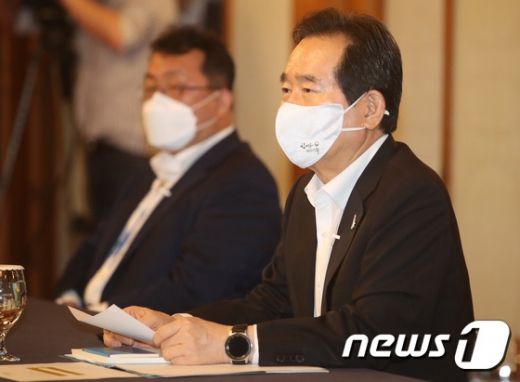 정세균 국무총리는 27일 서울 총리공관인 삼청당에서 '코로나19 재확산 현황과 전망 우리의 대응은?’이라는 주제로 16차 목요대화를 개최해 "앞으로 며칠 간의 경과가 (거리두기) 단계 격상의 분기점이 될 것으로 생각한다"고 말했다. /사진=뉴스1   
