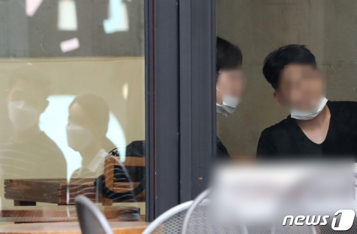 서울 전역에서 실내·외 마스크 착용 의무화가 시작된 24일 오전 서울 신사동 한 카페에서 시민들이 마스크를 벗은 채 대화를 나누고 있다. 2020.8.24/뉴스1 © News1 이성철 기자
