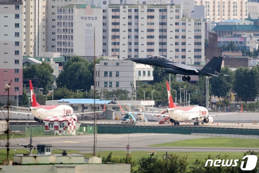 대구 공군기지로 착륙하고 있는 공군 F-15K 전투기. 대구 동구에 있는 대구공항은 K-2 공군기지와 활주로를 같이 쓰는 민간·군사 공항이다. 2020.7.2/뉴스1