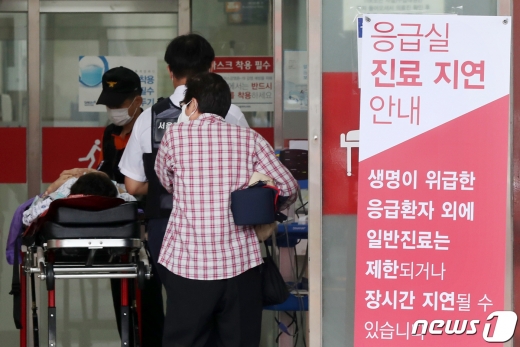 정부의 공공의대 신설 정책 등에 반발해 시작된 제2차 전국의사 총파업 마지막날인 28일 서울의 한 대학병원 응급의료센터 앞에 응급실 진료 지연을 알리는 안내판이 세워져 있다./뉴스1 © News1 민경석 기자