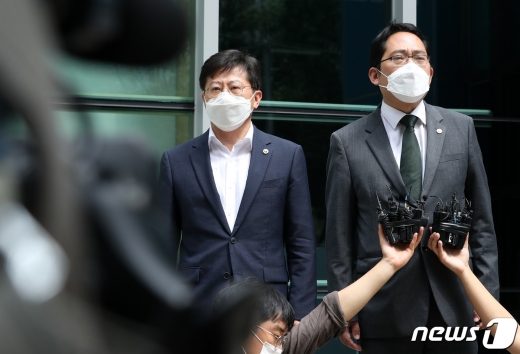 최대집 대한의사협회 회장(오른쪽)이 28일 오전 서울지방경찰청 앞에서 보건복지부의 업무개시명령 위반 전공의에 대한 고발과 관련해 긴급 기자회견을 하고 있다./뉴스1 © News1 이동해 기자