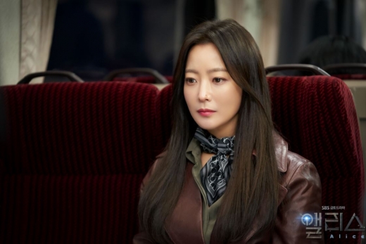 SBS 금토드라마 '앨리스'에서 20대 역할을 소화하는 김희선 나이가 화제다. /사진=SBS