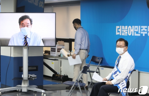 이낙연 더불어민주당 당대표 후보가 29일 서울 영등포구 여의도 중앙당사에서 열린 전당대회에서 녹화 영상을 통해 정견발표를 하고 있다. 화면 오른편에서는 김부겸 후보가 발표문을 살펴보고 있다. (더불어민주당 제공) 2020.8.29/뉴스1 © News1 민경석 기자