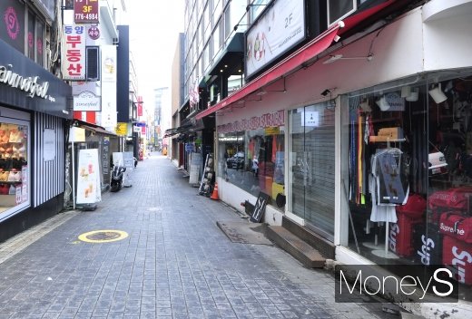 사회적 거리두기 2단계를 한주 더 연장하고 방역조치를 강화한 28일 오후 서울 명동거리가 한산한 모습을 보이고 있다. 정부는 음식점·카페등 일상생활에서 이용하는 업소의 영업방식과 운영시간을 제한하는 방역조치를 9월6일까지 진행한다. (사진=장동규 기자)