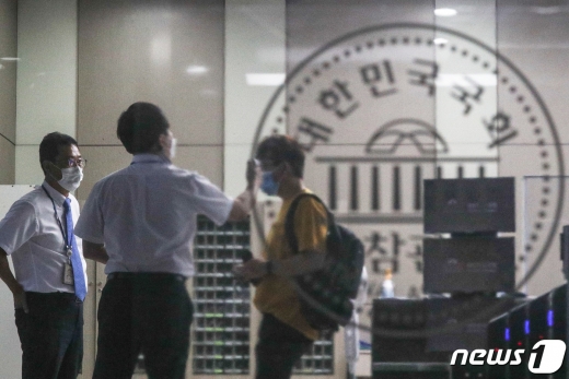 [사진] 국회 재개방...'발열체크 절저하게'