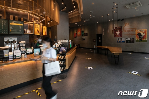 [사진] 테이크 아웃만 가능 '한적해진 커피전문점'