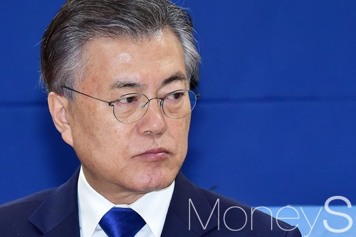 문재인 대통령이 오는 9월3일 청와대에서 '제1차 한국판 뉴딜 전략회의'를 주재한다. 이 회의에는  금융지주회사 등 금융권에서 약 40여 명이 참석할 예정이다. 사진은 문재인 대통령/사진=임한별 기자