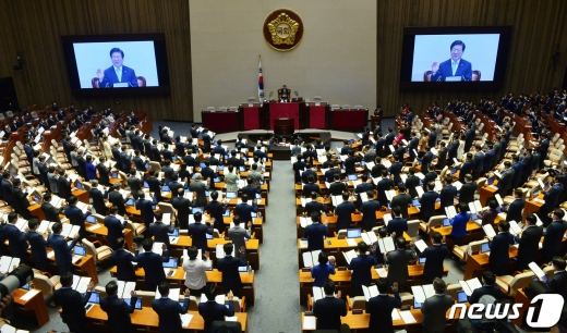 제21대 국회의원들이 지난 7월16일 국회 본회의장에서 열린 제21대 국회 개원식에서 국회의원 선서를 하고 있다.  사진은 기사 내용과 무관. 2020.7.16/뉴스1 © News1 신웅수 기자
