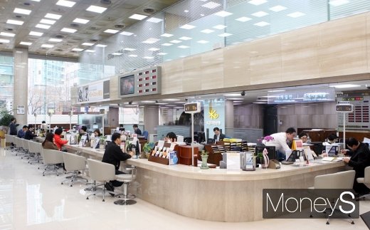 금융산업사용자협의회와 전국금융산업노동조합은 신종 코로나바이러스 감염증(코로나19) 재확산을 방지하기 위해 한시적으로 수도권 은행의 영업시간을 단축해 운영하기로 했다고 1일 밝혔다. 시중은행 영업점/사진=머니S