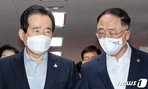 정세균(왼쪽) 국무총리와 홍남기 경제부총리 겸 기획재정부 장관이 1일 서울 종로구 정부서울청사에서 열린 국무회의에 참석하고 있다./사진=뉴스1