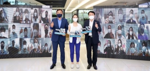 김정태 하나금융그룹 회장(사진 왼쪽), 유시완 하나금융티아이 사장(사진 오른쪽), 하나금융티아이 직원 대표(사진 가운데)가 1일 대형 스크린이 마련된 을지로 하나은행 본점에서 화상 대화에 참여한 직원들과 함께 최고가 되자는 의미로 엄지 손가락을 치켜 들며 기념촬영을 하고 있다./사진=하나금융