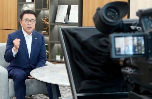 신한금융그룹은 1일 유튜브 방송을 통해 그룹 창립 19주년 기념식을 진행했다. 이번 행사는 신종 코로나바이러스 감염증(코로나19) 확산 방지를 위해 언택트 방식으로 진행했다. 사진은 사전녹화가 진행된 지난달 26일 조용병 회장이 기념사를 하는 모습/사진=신한금융