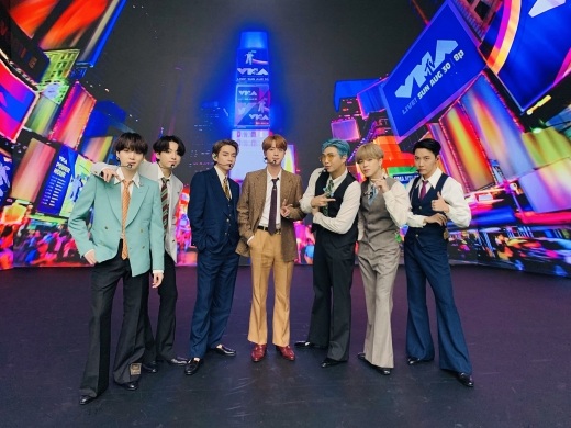 그룹 방탄소년단 멤버 진이 미국 2020 MTV VMA 무대 후 '브라운 수트 가이'라는 새로운 별명을 얻어 화제다. /사진=빅히트엔터테인먼트 제공