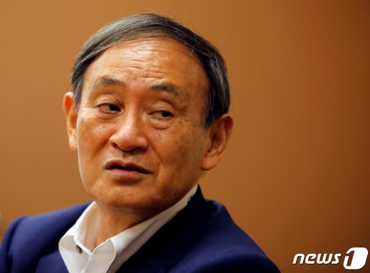 스가 요시히데 일본 관방장관 <자료사진> © 로이터=뉴스1
