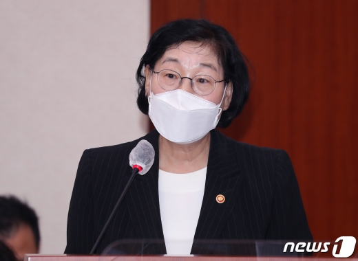 이정옥 여성가족부 장관이 1일 오전 서울 여의도 국회에서 열린 여성가족위원회 전체회의에서 업무보고를 하고 있다. 2020.9.1/뉴스1 © News1 신웅수 기자