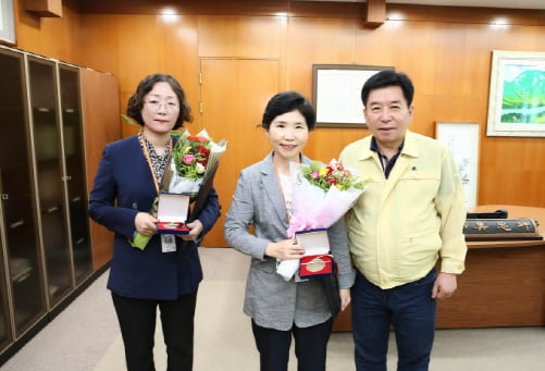 전남 화순농업기술센터 여은주·박효진 팀장이 '작두콩 꼬투리 식품 원료 등재'에 이바지한 공로를 인정받아 감사원장 표창을 받았다.(왼족부터 여은주, 박효진 팀장, 구충곤 화순군수)/사진=화순군