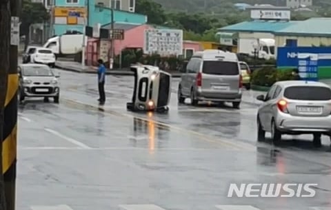 2일 제주시 한림읍 한림농협주유소 앞 도로에서 제9호 태풍 마이삭의 영향으로 경차인 모닝이 넘어졌다. /사진=뉴시스