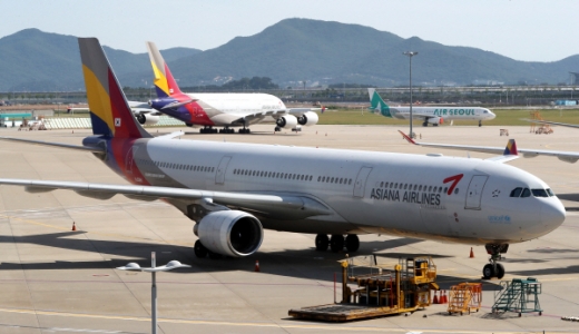 인천국제공항 활주로에서 아시아나 항공기가 이륙을 준비하고 있다./사진=뉴스1
