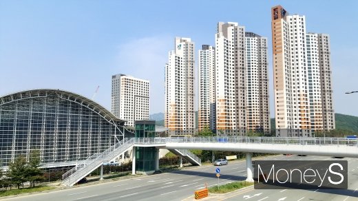 역세권 개발 호재를 품은 지역이 주목 받고 있다. 사진은 KTX광명역(오른쪽) 앞에 있는 광명역파크자이 아파트. /사진=김창성 기자