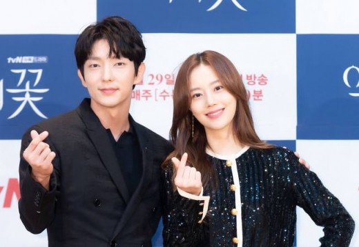 드라마 '악의 꽃'에 출연중인 이준기와 문채원 나이가 주목받고 있다. /사진=tvN 제공