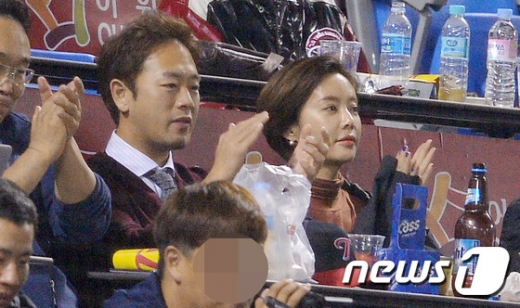 지난 2016년 서울 잠실야구장에서 배우 황정음과 이영돈 부부가 야구를 관전하는 모습./사진=뉴스1