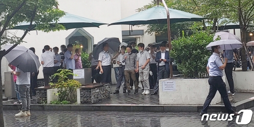 2일 오후 서울 종로구 한 음식점 앞 한쪽에 마련된 흡연구역에는 담배를 피우는 흡연인들로 가득하다. 대부분 마스크를 턱에 걸치고 흡연을 하며 동료 직장인들과 대화를 나누고 있다. 2020.9.2/뉴스1