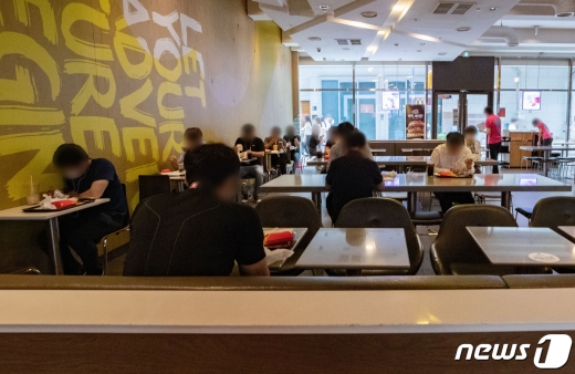 지난달 31일 서울 시내의 한 햄버거 전문점에서 직장인들이 점심식사를 하고 있다.  사진은 기사 내용과 무관. 2020.8.31/뉴스1 © News1 이재명 기자