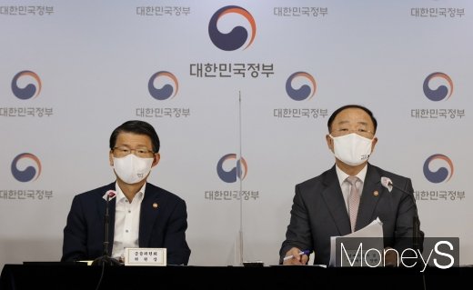 홍남기(오른쪽) 경제부총리 겸 기획재정부 장관과 은성수 금융위원장이 3일 오후 서울 종로구 정부서울청사에서 한국판 뉴딜 금융지원 방안 등을 브리핑하고 있다./사진=장동규 기자