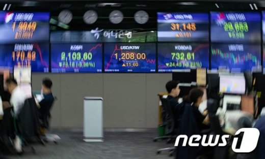 서울 중구 하나은행 명동점 딜링룸 전광판 2020.6.12/뉴스1 © News1 이재명 기자