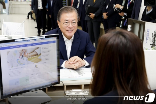 문재인 대통령이 지난해 8월26일 오전 중구 NH농협은행 본점에서 경쟁력 강화가 시급한 소재·부품·장비 분야 국내기업에 투자하는 주식형 펀드인 '필승코리아 펀드'(NH-Amundi 필승코리아증권투자신탁 상품)에 가입하고 있는 모습.©청와대 페이스북= 뉴스1
