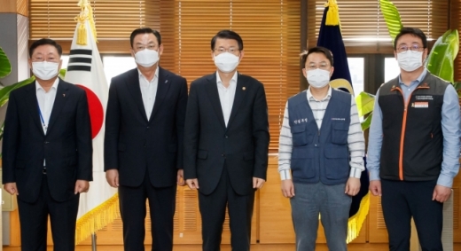 은성수 금융위원장(가운데) 등 참석자들이 기념사진을 찍고 있다. 왼쪽부터 나재철 금융투자협회장, 김태영 은행연합회장, 은성수 금융위원장, 박홍배 금융산업노조 위원장, 이재진 사무금융노조 위원장. / 사진제공=금융위