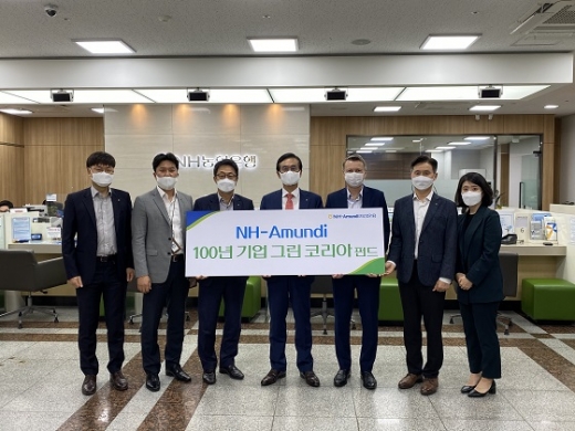 NH-아문디자산운용 배영훈 대표(왼쪽 4번째)를 비롯한 임직원들이 100년 기업 그린코리아펀드 출시 행사후 기념촬영을 하고 있다.©NH-아문디자산운용