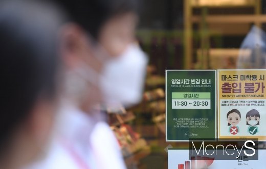 신종 코로나바이러스 감염증(코로나19)의 재확산으로 8월 셋째주 국내 개인 신용카드 오프라인 이용액이 전년 동기 대비 3.3% 줄었다. 사진은 지난달 28일 오후 서울 명동거리의 한 매장에 코로나19 상황에 대비해 영업시간 변경 안내문이 붙어 있는 모습./사진=장동규 기자