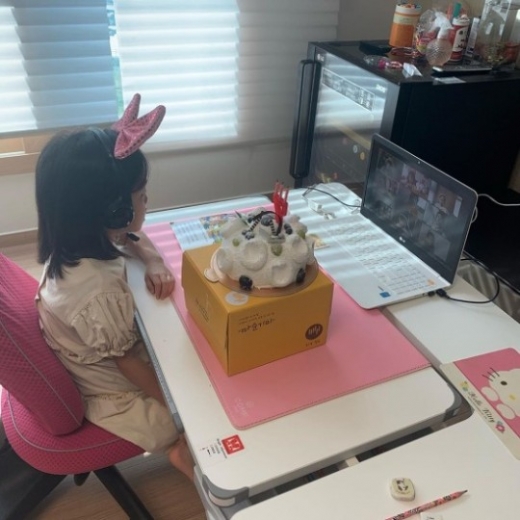 뮤지컬 배우 정성화가 신종 코로나바이러스 감염증(코로나19) 여파로 딸이 온라인으로 생일 파티하는 사진을 공개해 화제다. /사진=정성화 인스타그램