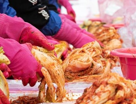 충남도는 편의점 꼬마김치를 제조하는 한울농산의 충남 청양군 김치공장에서 코로나19 집단감염이 발생한 것과 관련, 해당 공장에서 생산한 김치 50톤을 전량 폐기 처문키로 했다. /사진=뉴스1