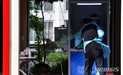 부산지역에 신종 코로나바이러스 감염증(코로나19) 확진자가 잇달아 발생하고 있는 가운데8월 24일 오후 연제구 보건소 선별진료소에서 직원들이 검체채취 이후 검사부스를 소독하고 있다. /사진=뉴시스